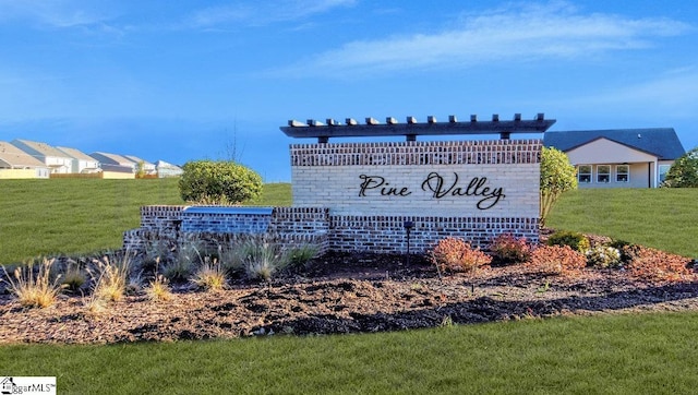 community / neighborhood sign featuring a lawn