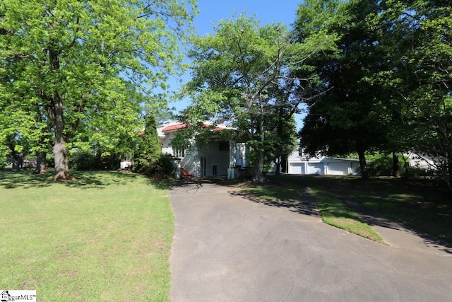 view of front facade with a garage and a front yard