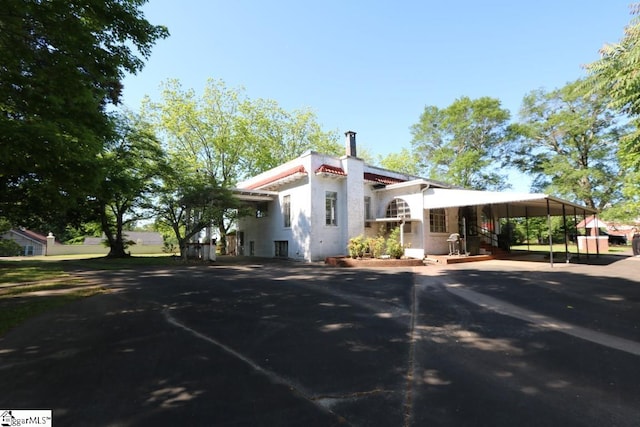 view of front of property featuring a carport