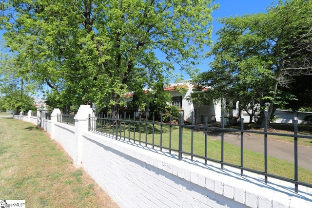 view of front of house featuring a front yard