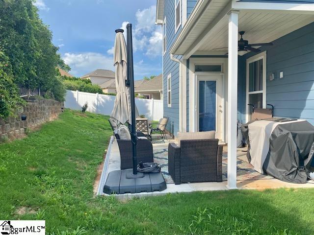 view of yard featuring a patio area, outdoor lounge area, and ceiling fan