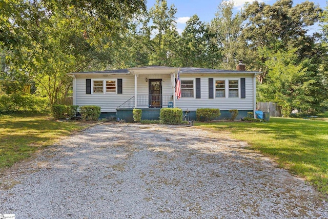 view of front of property featuring a front yard