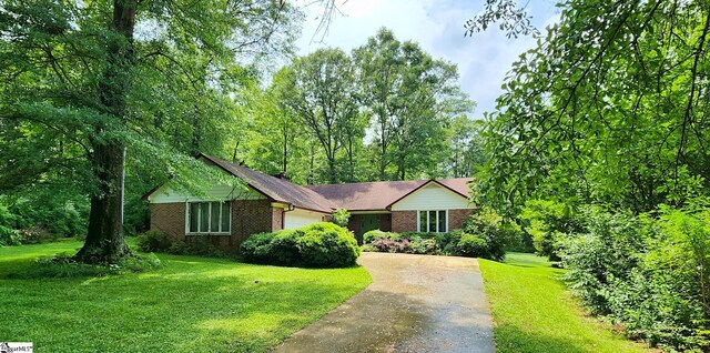 ranch-style home with a front yard