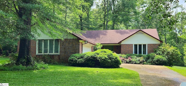 ranch-style house featuring a front yard