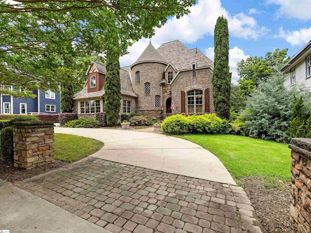 view of front facade featuring a front yard