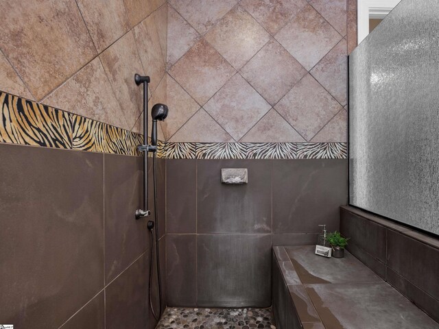 bathroom featuring tiled shower