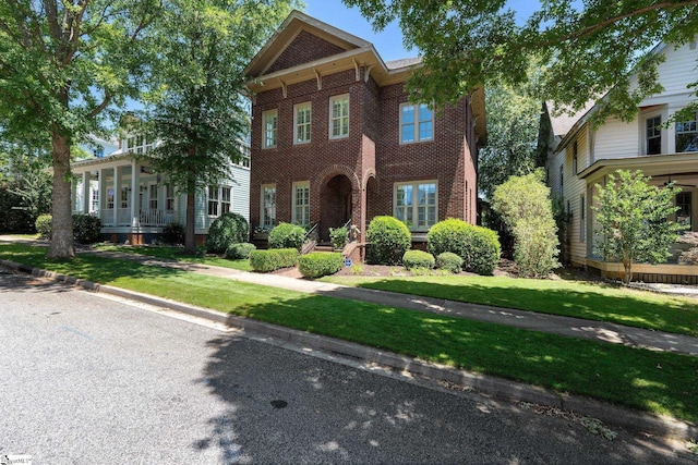 view of front of property featuring a front lawn