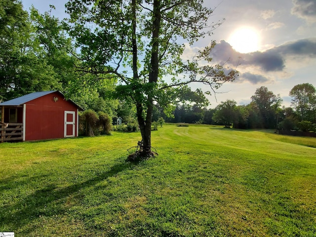 view of yard with an outbuilding