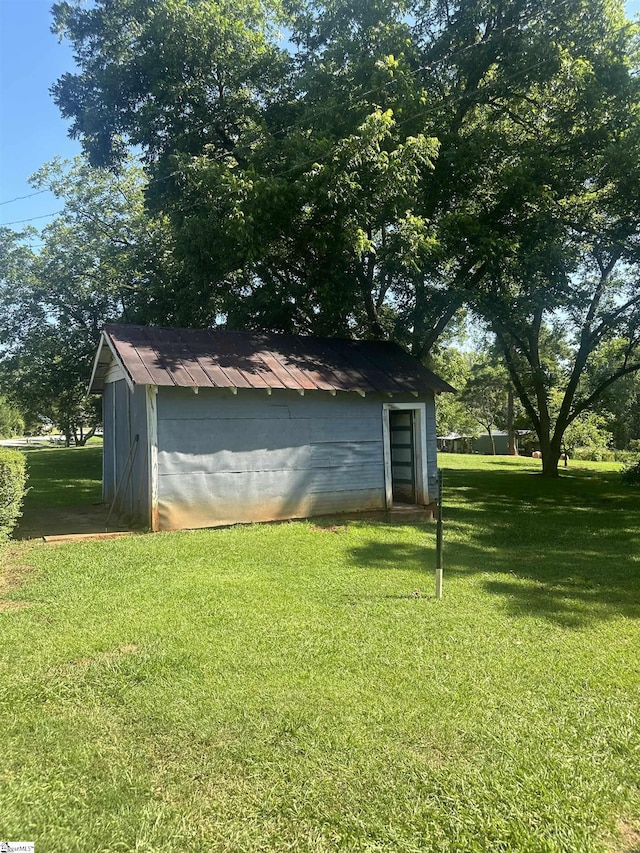 view of yard featuring a shed