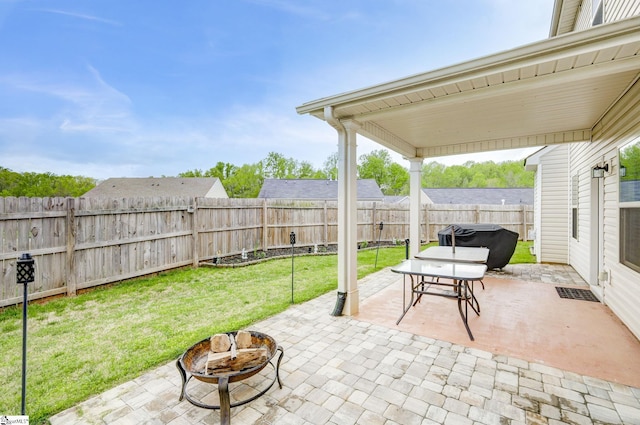 view of patio featuring a fire pit