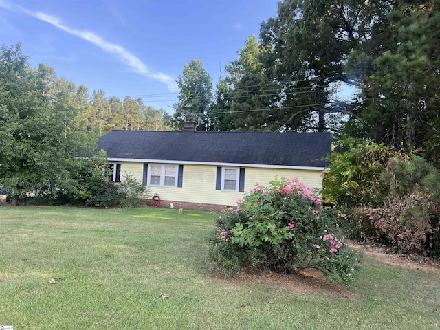 view of front facade with a front yard