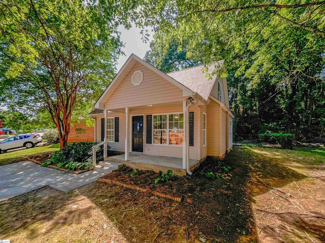 view of front facade with covered porch