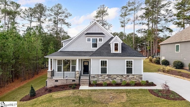 view of front of property with a porch and a front lawn