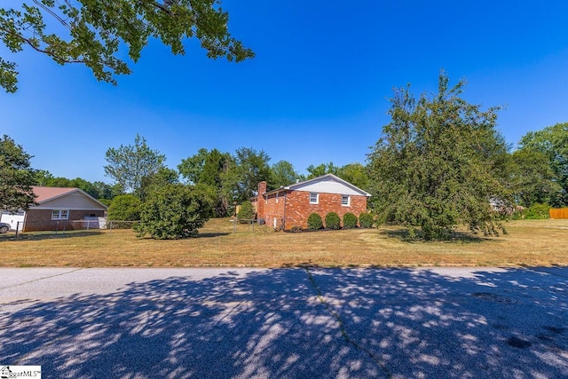 view of front facade featuring a front yard