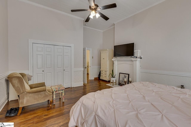 bedroom featuring a closet, dark hardwood / wood-style floors, ceiling fan, and ornamental molding