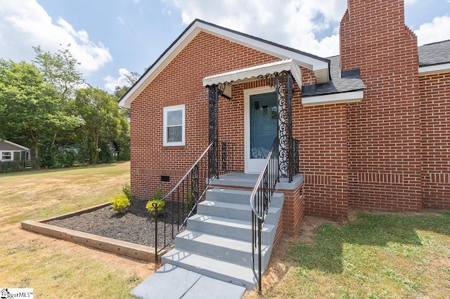 view of front of home featuring a front lawn