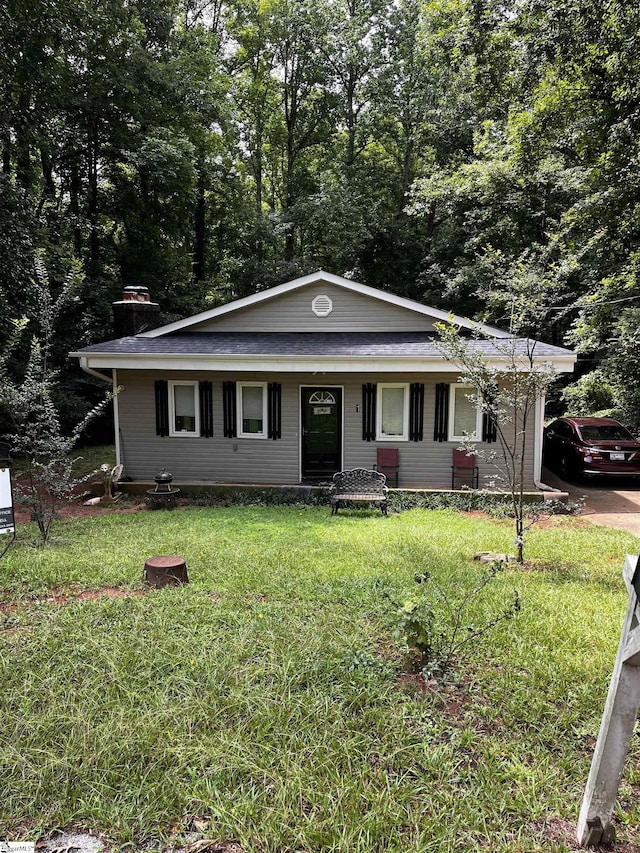 view of front facade with covered porch and a front lawn