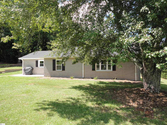 view of front of home featuring a front lawn