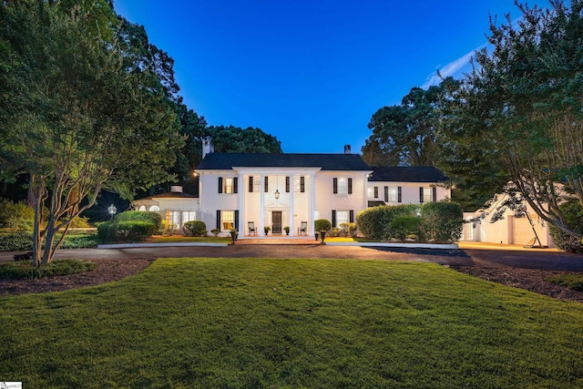 view of front of property featuring a front lawn