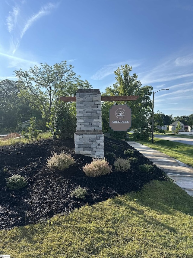 community sign with a lawn