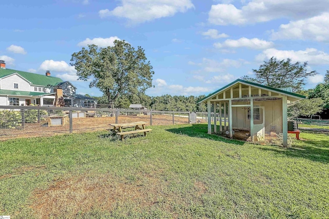 view of yard with an outbuilding