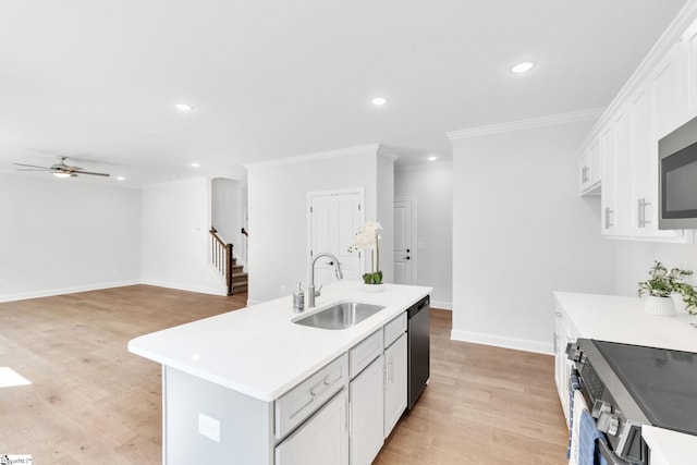 kitchen featuring crown molding, sink, light hardwood / wood-style floors, appliances with stainless steel finishes, and a kitchen island with sink