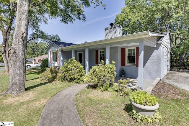 view of front facade featuring covered porch and a front lawn