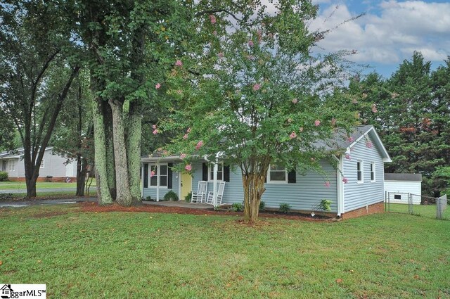 view of front of home featuring a front lawn