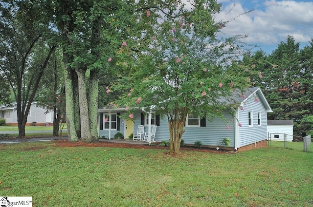 view of front of property featuring a front lawn