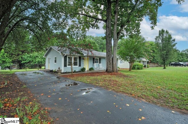 single story home with a front yard