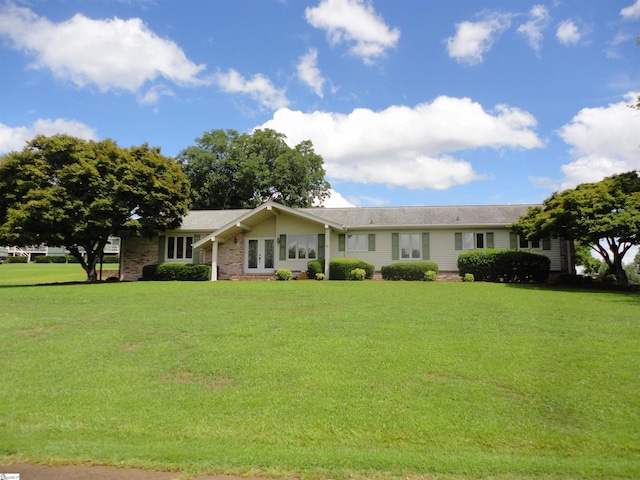 single story home featuring a front lawn