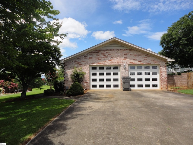 view of front of property featuring a garage and a front yard