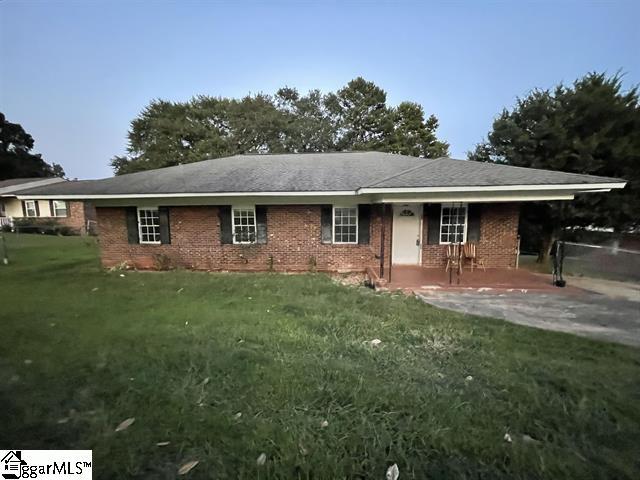 view of front facade with a front yard