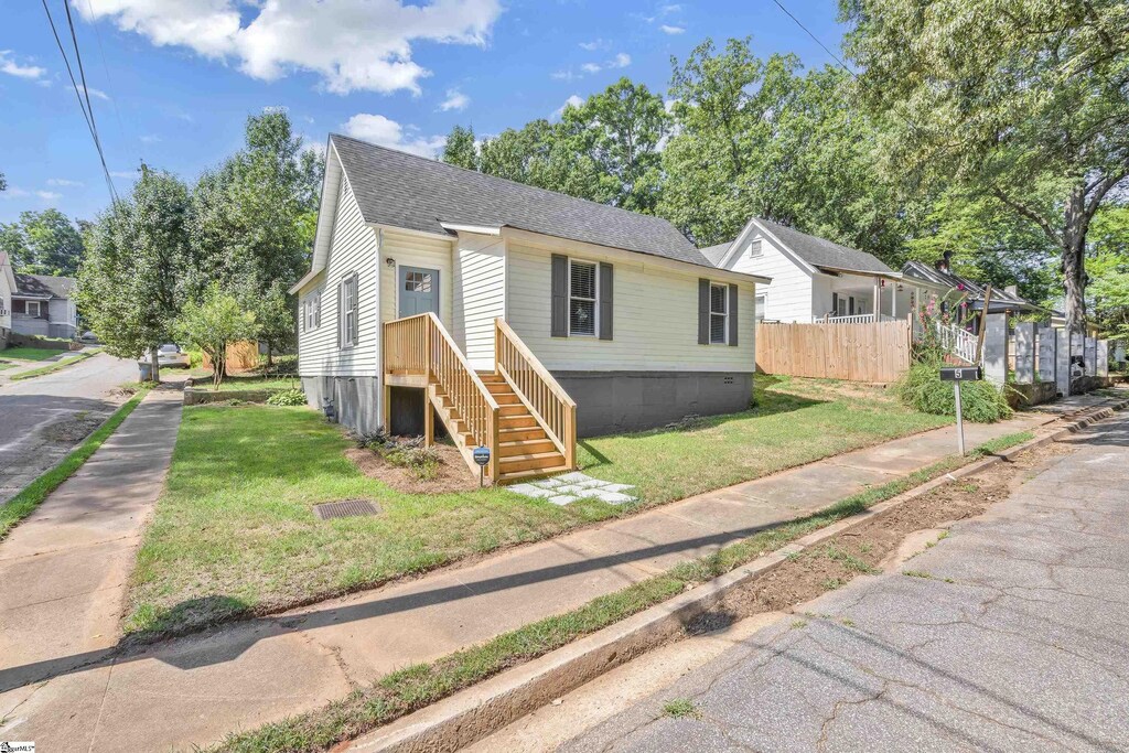 bungalow featuring a front yard