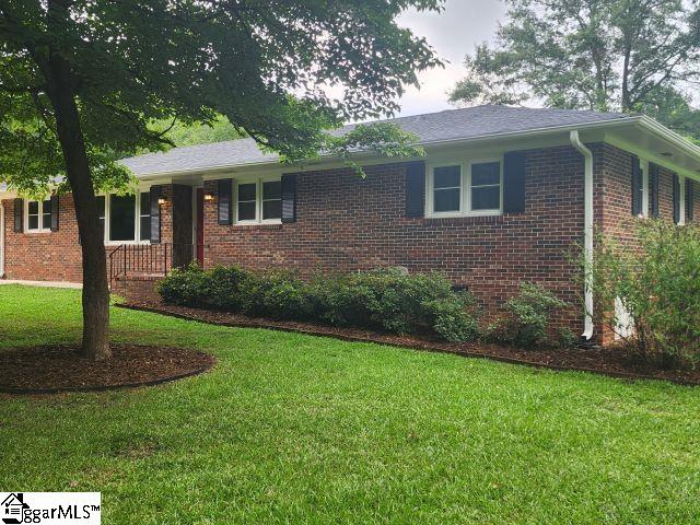 ranch-style home featuring a front lawn