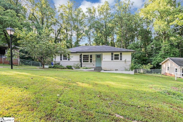 view of front facade featuring a front yard