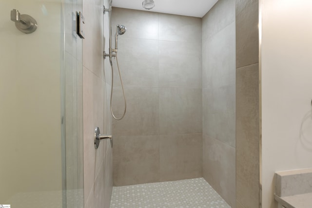 bathroom featuring tiled shower