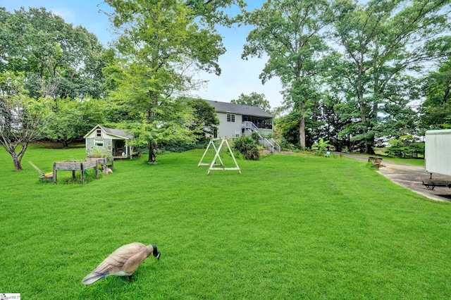 view of yard featuring an outdoor structure