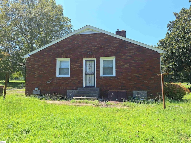 view of front of house featuring a front lawn