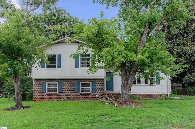 tri-level home with a front lawn