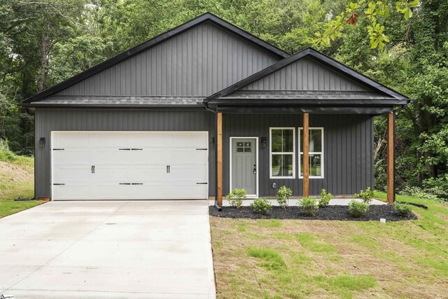 view of front facade featuring a garage