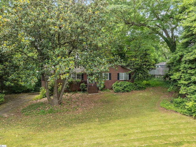 view of front of house featuring a front lawn and brick siding