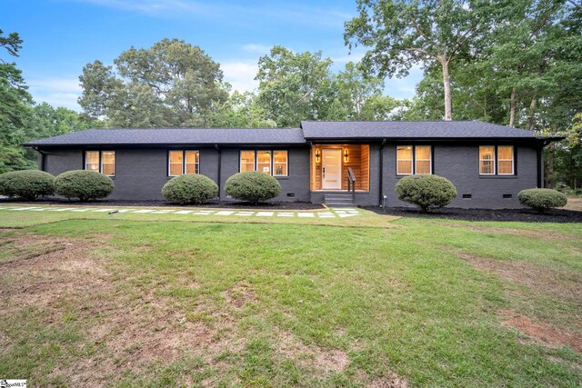 ranch-style house featuring a front lawn