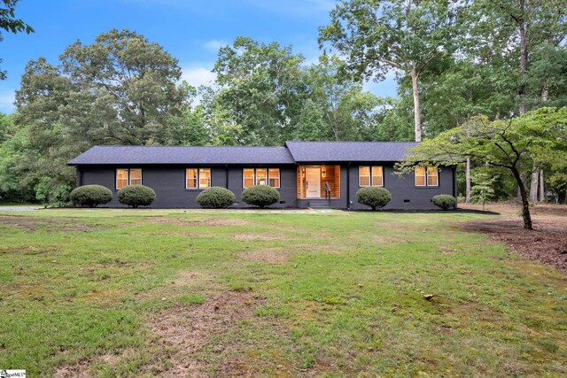 ranch-style house featuring a front lawn