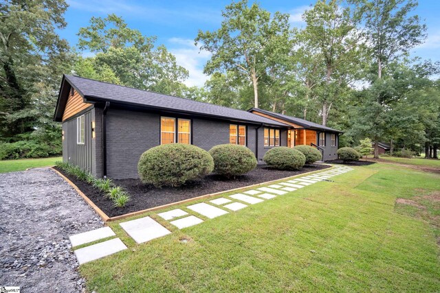 view of front of house featuring a front yard