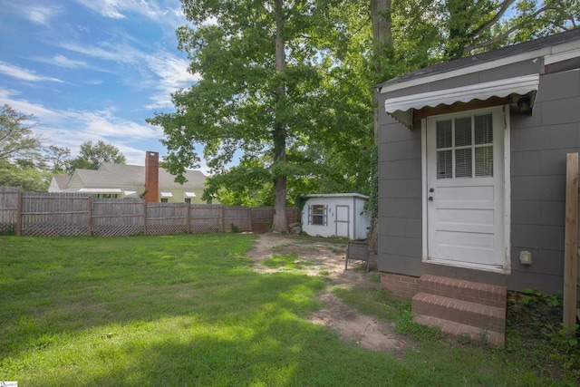 view of yard featuring a shed