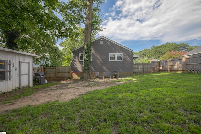 view of yard featuring an outdoor structure