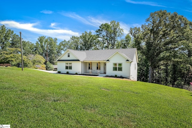 ranch-style home featuring a front lawn