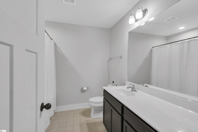 full bath with toilet, vanity, visible vents, and baseboards