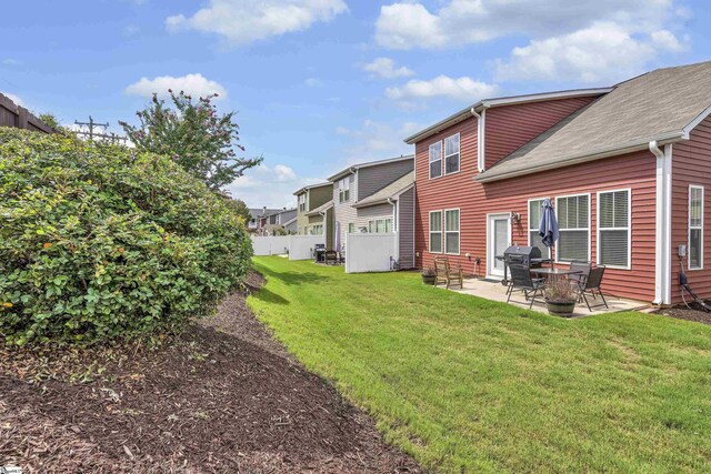 view of yard featuring a patio area